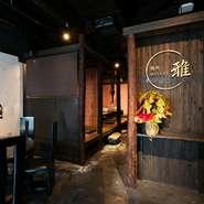 店内に入ると、木の温もりを感じる落ち着いた空間が広がります。テーブルには炭火の焼き台が設置され、好きなタイミングで肉を焼けるスタイル。一枚一枚の質にこだわった焼肉を、自分のペースで楽しめます。