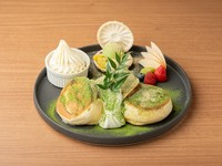 ふわしゅわ食感のパンケーキと甘さ控えめの生クリームが相性抜群。