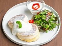 ふわふわのパンケーキに、たっぷりの生クリームと色鮮やかなフレッシュフルーツを贅沢にトッピング。サラダとヨーグルトも付いた、朝だけの特別なプレートです。