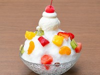いちごの甘酸っぱさが広がるパンケーキに、ピスタチオをアクセントに添えました。香ばしいキャラメリゼしたパイの軽やかな食感も楽しめる、春のカフェタイムにぴったりの味わいです。