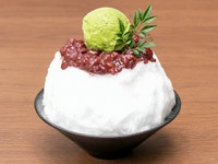 ブルーラズベリーのすっきりとした甘さが楽しめる、爽やかなソーダフロート。しゃりしゃりフルーツとバニラアイスのコクが合わさった、満足感のある一杯です。