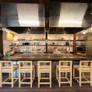 生地を混ぜる音や香ばしい香りが立ち上る様子を眺めながら、手元で焼き上がる工程を観察。目の前で返されるお好み焼きの色や形の変化を追ううちに、自然と時間が経ち、飽きずに過ごせます。