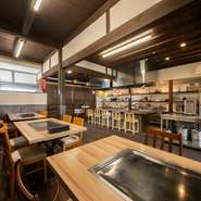 ふんわりとした生地に具材たっぷりのお好み焼きは、家族でシェアしながら食べられます。鉄板を囲む時間は、子どもも大人も笑顔になれるひととき。値段が手頃なこともあり、普段の食事にも気軽に選べます。