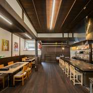 店内は落ち着いた木目の温かみが印象的で、ゆったりとした時間が流れています。肩肘張らず、気軽に料理と会話を楽しめる空間が広がっており、シンプルながらも居心地の良さは抜群です。