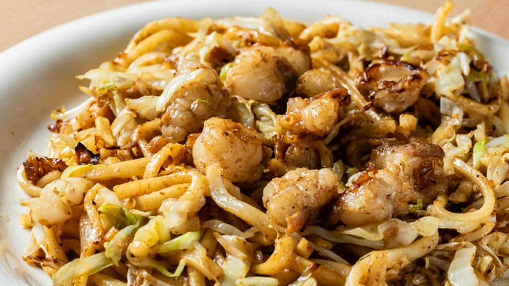 ソースのコクが麺にしっかり絡み、鉄板の熱でおいしさが膨らむ『ホルモン焼うどん』