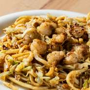 オタフクソースの中でも、焼きうどん用のソースを使用。研究を重ねたソースが具材に馴染み、程良い甘みを生み出します。ぷるりとしたホルモンと、もっちりとしたうどんを鉄板の上で、香り豊かに仕上げた一皿です。