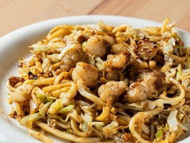 ソースのコクが麺にしっかり絡み、鉄板の熱でおいしさが膨らむ『ホルモン焼うどん』