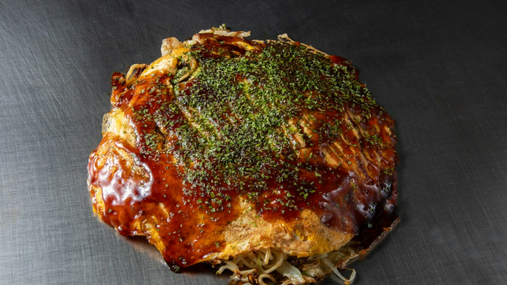 「霧里ポーク」の旨みを活かし、焼きそば用オタフクソースが香りを支える『肉玉そば』