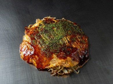 「霧里ポーク」の旨みを活かし、焼きそば用オタフクソースが香りを支える『肉玉そば』
