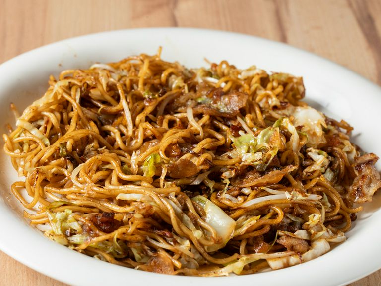 調理の瞬間に漂う熱気やリズムが、味わいをより深く感じさせる『焼そば』