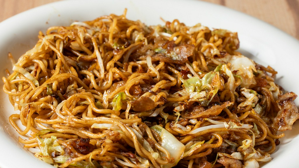 調理の瞬間に漂う熱気やリズムが、味わいをより深く感じさせる『焼そば』