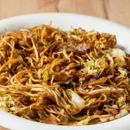 鉄板の上でジュージューと音を立て、香りとともに食欲をそそります。味の決め手は、もちろん焼きそば専用のオタフクソース。霧里ポークの旨みにオタフクソースが絡み、一口ごとに心地良い余韻が広がります。