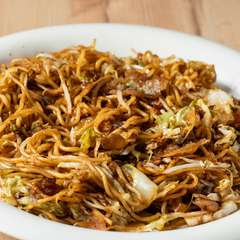 調理の瞬間に漂う熱気やリズムが、味わいをより深く感じさせる『焼そば』