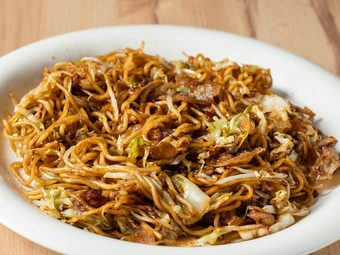 調理の瞬間に漂う熱気やリズムが、味わいをより深く感じさせる『焼そば』