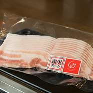 広島・三次市君田町の農場と直接繋がり、仕入れが実現。大切に飼育された「霧里ポーク」の脂は上品で程良くジューシー。融点の低い良質な脂が生む優しい甘みが、霜降りの美しさと共に豊かな味わいを引き立てます。