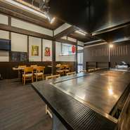 笑顔を絶やさず、丁寧な接客を心がけている料理人。会話を交わすことで、食事の時間がよりゆったりとしたものになるように配慮しています。店内は和やかな雰囲気が漂い、肩の力を抜いてくつろげるような空間です。