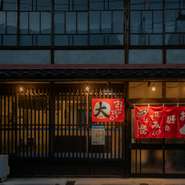 生地の調整やソースの絡め方に細やかにこだわり、香ばしさとふんわり感のバランスを大切にしています。気取らず、でも丁寧な一枚が楽しめる、心落ち着く雰囲気の中で味わえる点が魅力です。