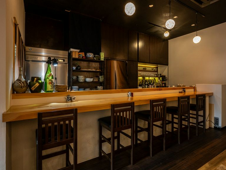 落ち着きあるカウンター席で一人過ごす