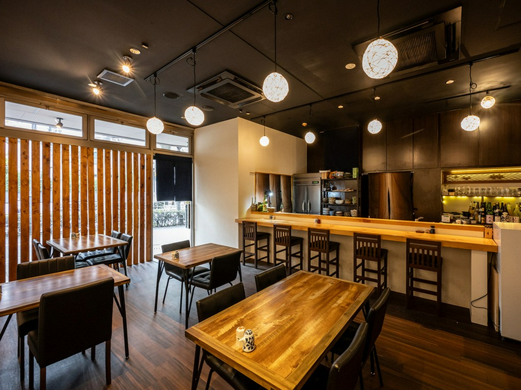 器には、一つ一つ職人の手仕事が息づく焼き物を使用