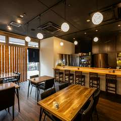 器には、一つ一つ職人の手仕事が息づく焼き物を使用