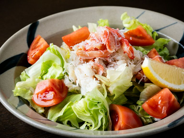 華やかな見た目と心地良い食感を楽しむ『ズワイカニとレタスのサラダ』