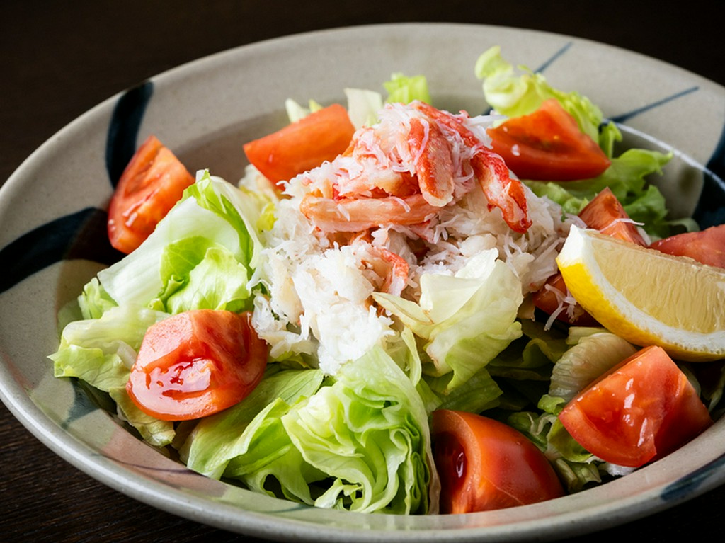 華やかな見た目と心地良い食感を楽しむ『ズワイカニとレタスのサラダ』