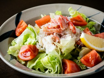 華やかな見た目と心地良い食感を楽しむ『ズワイカニとレタスのサラダ』