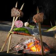 伊勢海老を味わい尽くすコースや、松阪牛も堪能できる贅沢なコースなど、さまざまなニーズに向き合うコース料理を用意。四季折々の織り交ぜた会席コースは、海外のゲストを迎えてのおもてなしにもオススメです。