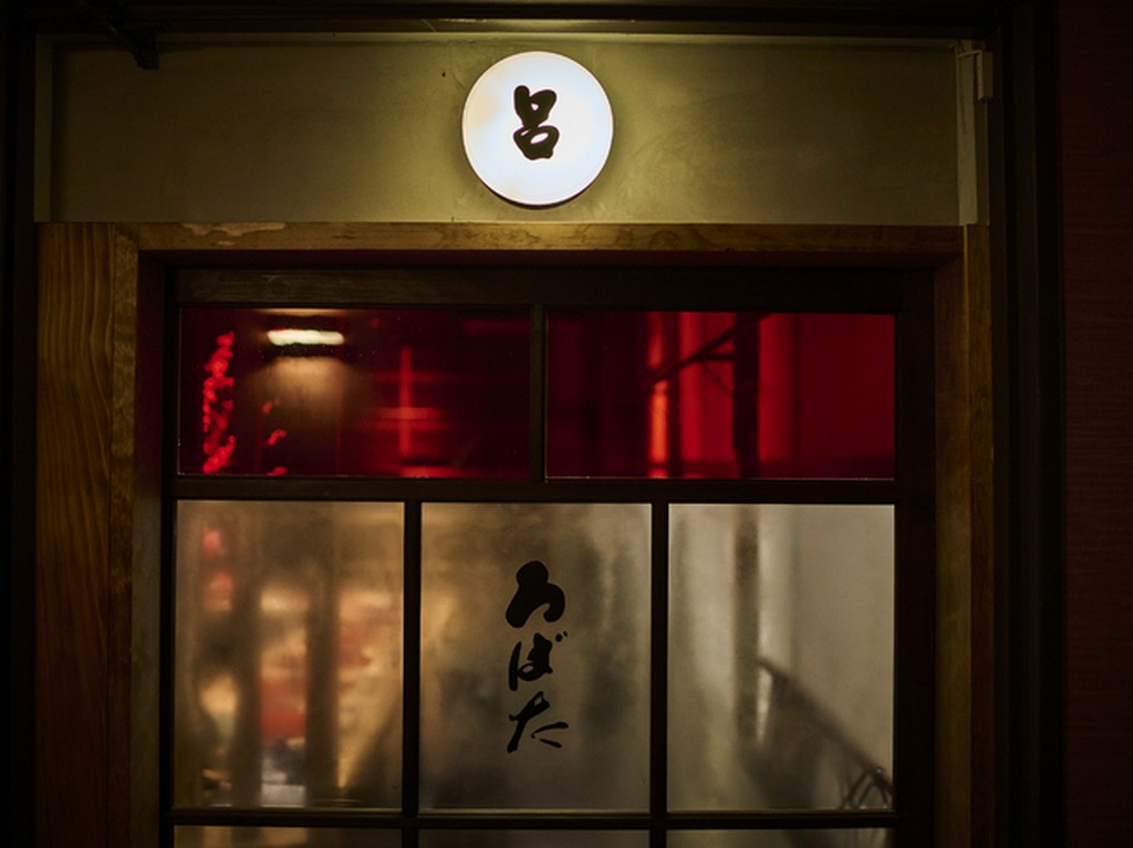 銀座の歴史あるビルの3階。3つ目の区画に佇む隠れ家