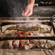 同じ視覚で喜びを共有できるカウンター席は、大人な二人のデートにもおあつらえ向き。囲炉裏焼きの臨場感、炭火の芳しい香り、料理人たちの技を間近にできる空間は、五感すべてを満たしてくれます。