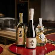 囲炉裏料理に合わせた美酒もこだわりのセレクト。「而今」「新政」をはじめ、希少な銘柄も取り揃えた日本酒に、全国から厳選された国産ワイン、焼酎、ジャパニーズウイスキーと、日本の良質な酒を取り揃えています。