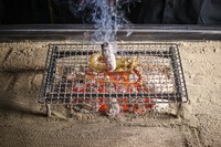 【ろばた（呂者堂）】ならではの伊勢海老をシンプルながら存分にお楽しみ頂けるお料理。伊勢海老を囲炉裏を使いながら丁寧に焼き上げることで、身はしっとりと弾力ある食感に仕上がります。