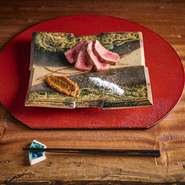 松阪牛をはじめ、厳選和牛の厳選部位を使った炭火焼き。三重県ブランドの松阪ポークの炭焼きも楽しめます。