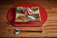 松阪牛をはじめ、厳選和牛の厳選部位を使った炭火焼き。三重県ブランドの松阪ポークの炭焼きも楽しめます。