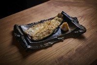 【ろばた（呂者堂）】のためだけに特注された、極上干物の炭焼き。金目鯛・真鯛等、熟成された旨みが炭火でさらに引き立ちます。