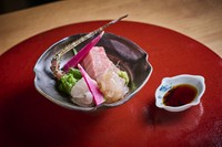 三重県紀伊長島、神奈川県三崎、宮崎県日南、熊本天草など、時期ごとに産地から厳選された、伊勢海老をシンプルにお刺身で提供。産地直送の新鮮な伊勢海老だから味わえる、旨み・弾力をぜひ賞味あれ。