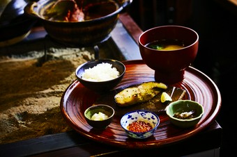 日本有数の米処のブレンド米と、贅沢な汁物の組み合わせ『土鍋銀しゃりと珍味　伊勢海老お味噌汁』