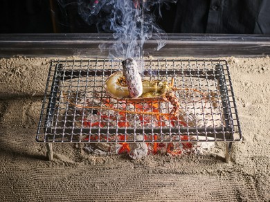 囲炉裏焼きに、刺し・蒸し・創作料理と天然伊勢海老をとことん楽しむ『伊勢海老料理』