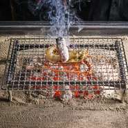 食を通しての非日常の愉しみをトータルに提供。最高の食材を臨場感のある調理で最上の味わいに仕上げ、内装や調度品、皿や酒器などもすべてが逸品。高級店でありつつ、自然体で憩える和やかな雰囲気も評判です。