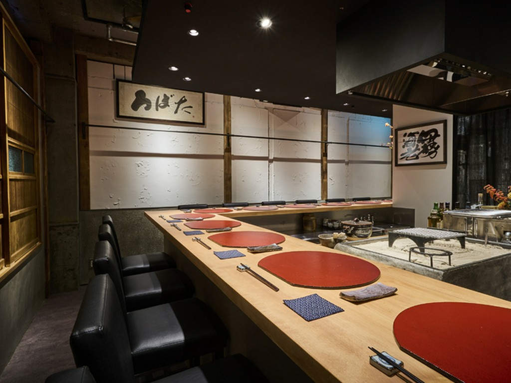 囲炉裏を囲み、日本の食文化を満喫