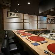 囲炉裏を囲み、日本の伝統的な食文化を満喫。ドリンクも日本の酒にこだわり、日本の素材を使ったオリジナルカクテルや、希少な隠し酒も用意。国産の果物を使ったジュースもあり、お酒を飲めない方も満足できます。