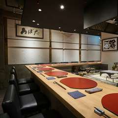 囲炉裏を囲み、日本の食文化を満喫