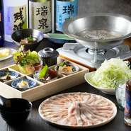 沖縄あぐー豚・鹿児島黒毛豚・縄文スイートポーク・TOKYO Xと、日本各地より厳選されたブランド豚をメインに迎えたしゃぶしゃぶコースを提案。甲府駅前エリアでもあまり見かけない貴重な食材を贅沢に食せます。
