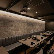 店内は利用シーンを限定させない、モダンスタイルに纏められており、テーブル席や、半個室や個室を完備。シックで落ち着いた空間は、公私を問わず活躍してくれます。