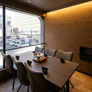 半個室・個室完備の上質な空間とこだわりの食は、記念日や顔合わせといった大切な日にも心強い存在。晴れの日はぜひ【しゃぶしゃぶ糸】のご予約を。