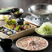 メインとなるしゃぶしゃぶには、沖縄あぐー豚や鹿児島黒毛豚といった、日本各地より厳選されたブランド豚を用意。コースごとに各ブランド豚のバラ肉、ロース肉を食べ比べでき、それぞれの豚の個性を実感できます。