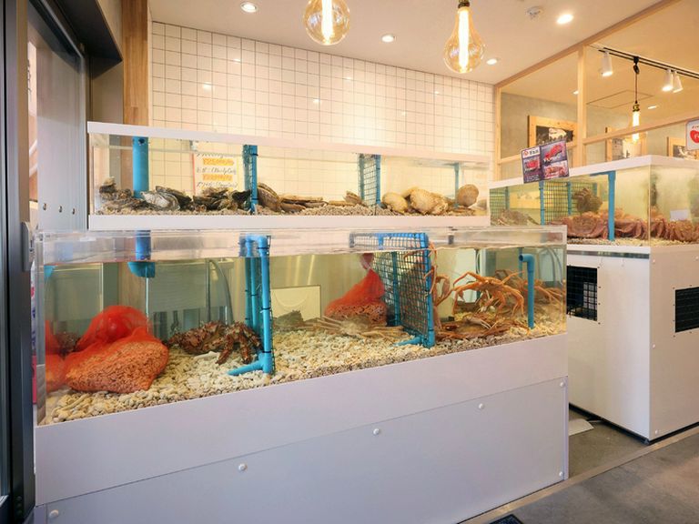 店内の大型生簀に入れられた「活蟹」は鮮度バツグン