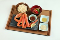 毎日20名限定。茹で上げたばかりの活ズワイガニほか、豪華な6点セット『朝定食』