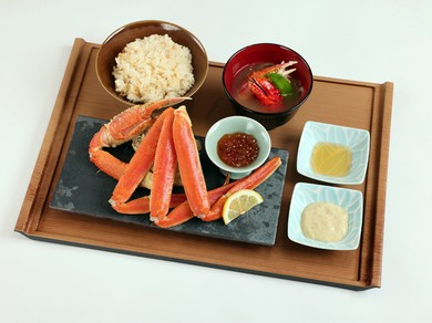 毎日20名限定。茹で上げたばかりの活ズワイガニほか、豪華な6点セット『朝定食』