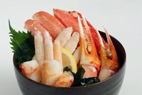 新鮮な蟹の身を豪華にたっぷりと乗せた一品『特上かに丼』